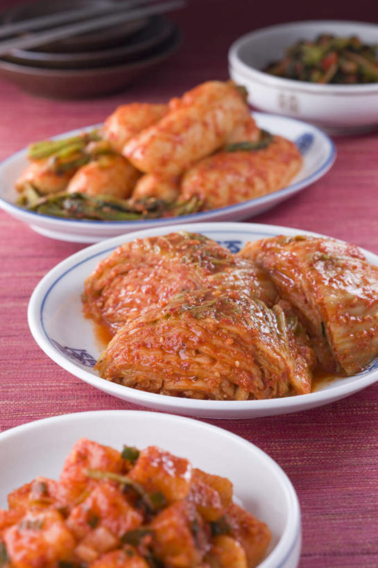 泡菜,无人,竖图,俯视,室内,特写,白天,烹饪,萝卜,胡萝卜,蔬菜,餐具,一堆,许多,堆叠,堆积,朦胧,模糊,新鲜,碟子,盘,陶瓷,大白菜,料理,食品,陶瓷制品,韩式,白菜,菜肴,美食,食物,盘子,容器,碟,碗,佳肴,有机食品,绿色食品,储藏,堆,储存,韩国料理,韩式料理,胶菜,镳菜,红萝卜,甘荀,彩图,高角度拍摄,贮存