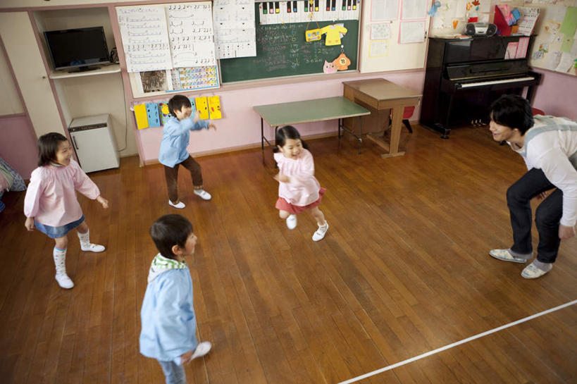 东方人,儿童,伙伴,朋友,教师,跑,笑,微笑,露齿笑,横图,俯视,室内,白天,锻炼,游戏,友谊,纯洁,运动,键盘,地板,桌子,椅子,亚洲,五个人,办公桌,钢琴,乐器,地面,玩,黄种人,娱乐,木地板,小孩,黑板,休闲,同学,可爱,童年,童趣,键盘乐器,校友,童真,烂漫,无邪,同窗,学友,体育,天真,友情,男孩,男人,男性,年轻男性,女孩,女人,女性,亚洲人,讲师,老师,跑步,玩耍,嬉戏,半身,彩图,高角度拍摄,健身,男生,女生