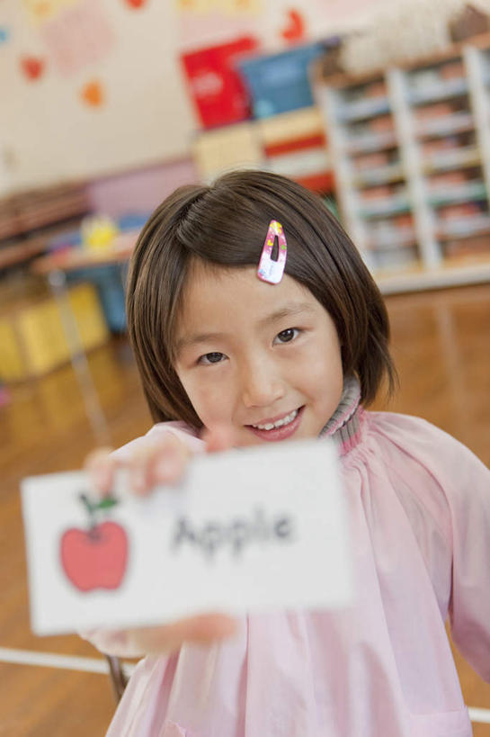 东方人,儿童,一个人,学生,站,笑,微笑,露齿笑,竖图,室内,白天,正面,纯洁,地板,柜子,桌子,亚洲,仅一个女性,仅一个人,握,朦胧,模糊,办公桌,墙,地面,拿,拎,拿着,注视,黄种人,木地板,墙壁,墙面,小孩,衣橱,观察,看,站着,仅一个小孩,可爱,童年,童趣,握着,幼儿园,观看,察看,关注,童真,烂漫,无邪,更衣橱,天真,女孩,女人,女性,亚洲人,孩子,站立,半身,彩图,女生,拎着