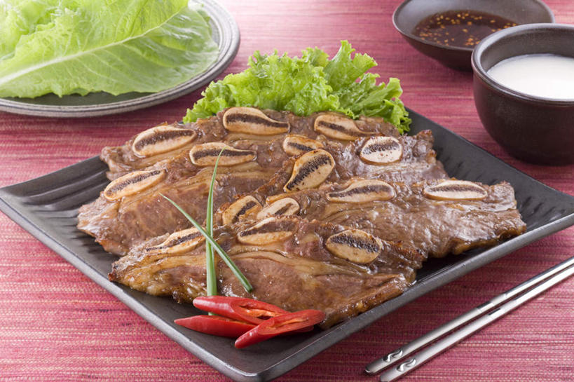 米饭,无人,横图,俯视,室内,白天,筷子,辣椒,芹菜,蔬菜,餐具,新鲜,碟子,盘,葱,青葱,调料,肉,食品,烤肉,饭,调味品,五片,调味料,文化,传统,肉类,食物,盘子,碟,碗,有机食品,绿色食品,礼节,五谷,礼仪,肉食,辣角,红海椒,大椒,辣虎,广椒,进餐用具,药芹,水芹,辣子,红辣椒,旱芹,海椒,番椒,彩图,高角度拍摄