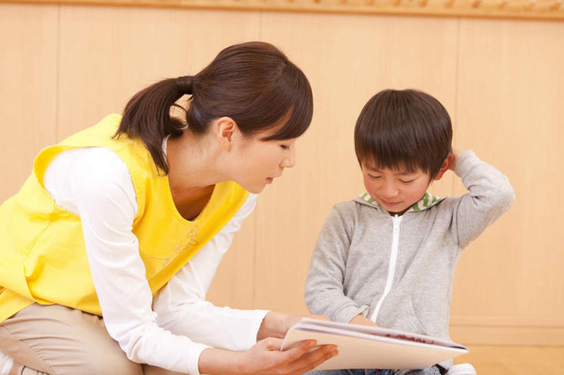 东方人,儿童,两个人,母亲,儿子,摸,横图,室内,白天,正面,看书,阅读,纯洁,书籍,亚洲,抚摸,握,学习,墙,拿,拎,拿着,黄种人,墙壁,墙面,小孩,书本,看,母子,可爱,母爱,童年,童趣,读书,浏览,握着,幼儿园,童真,烂漫,无邪,天真,男孩,男人,男性,年轻女性,女人,女性,亚洲人,书,图书,触摸,接触,半身,彩图,男生,拎着