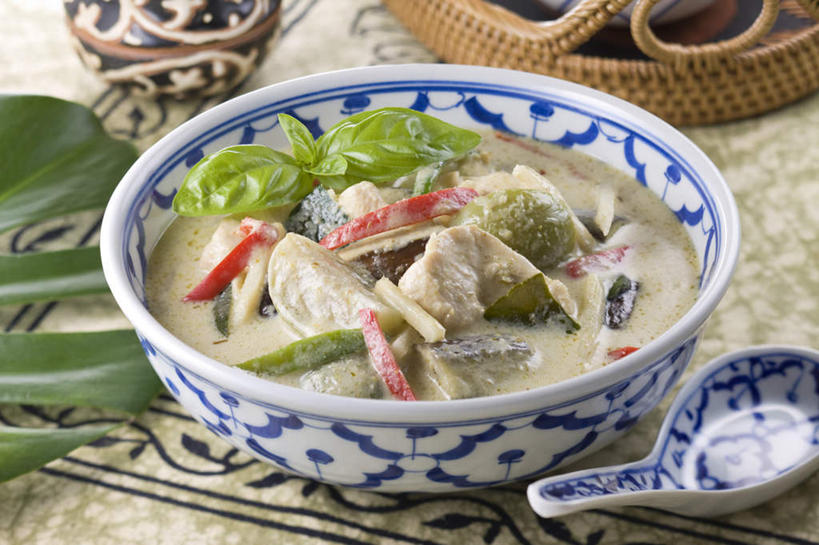 无人,横图,俯视,室内,特写,白天,烹饪,中餐,餐桌,桌子,辣椒,杯子,餐具,叶子,一片,勺子,调料,肉,鱼肉,料理,食品,绿叶,调味品,调味料,咖喱,菜肴,美食,肉类,食物,水杯,调羹,汤匙,碗,中式,嫩叶,佳肴,餐台,肉食,辣角,红海椒,大椒,辣虎,广椒,叶,叶片,茶杯,进餐用具,烹调用具,辣子,红辣椒,海椒,番椒,彩图,高角度拍摄