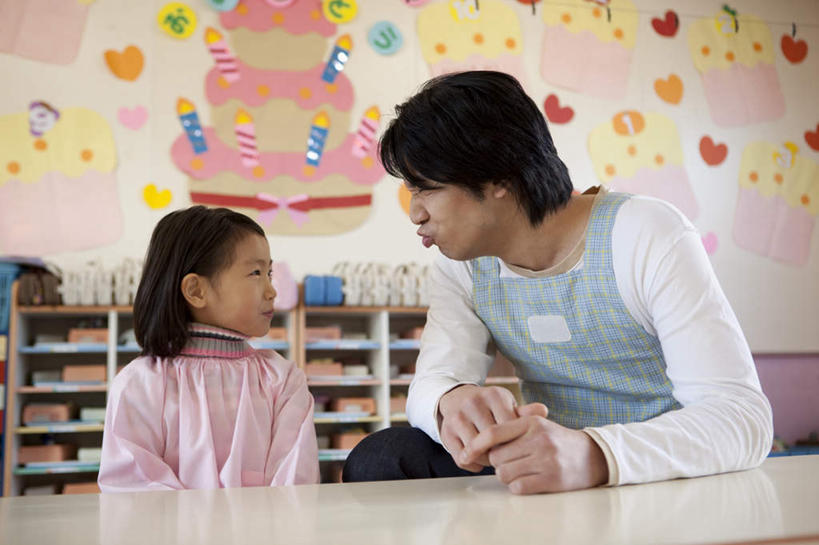 东方人,儿童,两个人,学生,横图,室内,白天,正面,游戏,纯洁,柜子,桌子,亚洲,许多,粘性,材料,档案,文件,办公桌,墙,办公用品,便利贴,便签,玩,黄种人,娱乐,墙壁,墙面,文具,小孩,资料,嘟嘴,休闲,撅嘴,可爱,童年,童趣,办公设备,文具用品,记事,文档,档案柜,童真,烂漫,无邪,快捷,文化工具,方便,N次贴,便条贴,告诉贴,即时贴,天真,男人,男性,年轻男性,女孩,女人,女性,亚洲人,老师,玩耍,嬉戏,半身,彩图,女生