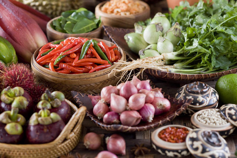 无人,交叉,横图,俯视,室内,特写,白天,餐桌,桌子,竹子,荔枝,姜,辣椒,芹菜,蔬菜,洋葱,水果,叶子,一堆,许多,堆叠,堆积,竹制,新鲜,编织,壶,篮子,墙,食品,绿叶,火龙果,墙壁,墙面,水壶,食物,茶壶,竹篮,嫩叶,有机食品,绿色食品,餐台,竹条,堆,山竹,莽吉柿,交织,竹制品,山竹子,山竺,辣角,红海椒,大椒,辣虎,广椒,穿插,葵花,叶,叶片,离枝,圆葱,药芹,洋葱头,水芹,生姜,球葱,老姜,辣子,红辣椒,旱芹,海椒,番椒,彩图,高角度拍摄