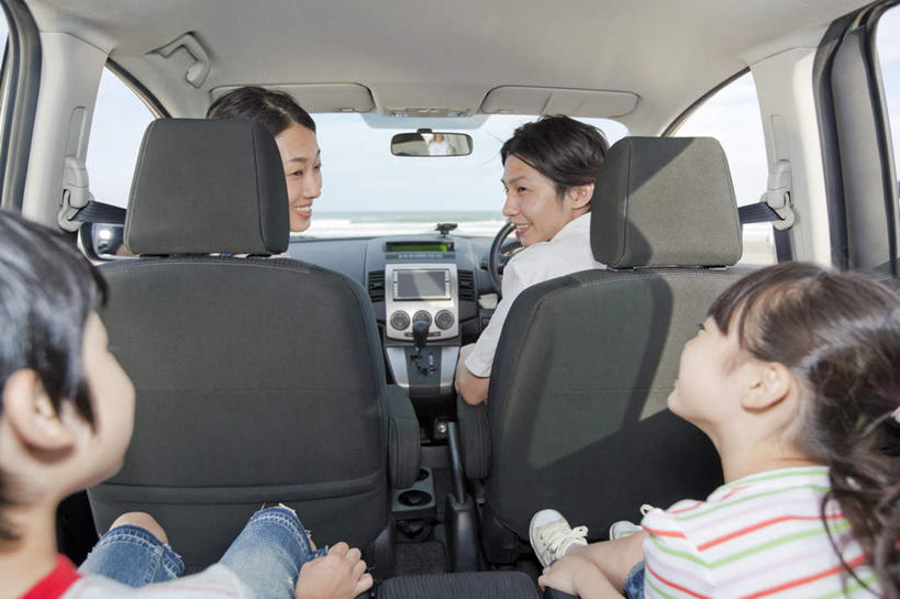 东方人,儿童,四个人,家庭,夫妻,母亲,父亲,女儿,儿子,坐,笑,微笑,露齿笑,横图,室内,白天,爱情,纯洁,窗户,汽车,椅子,亚洲,阴影,光线,影子,木椅,躺椅,浪漫,黄种人,玻璃窗,车,小孩,背面,蓝色,蓝天,天空,阳光,交通工具,轿车,天,温暖,温馨,父女,父子,母女,母子,一家人,恩爱,父爱,可爱,母爱,童年,童趣,恋人,和睦,童真,烂漫,无邪,天真,男孩,男人,男性,年轻男性,年轻女性,女孩,女人,女性,亚洲人,孩子,年轻人,夫妇,情侣,坐着,半身,彩图,伴侣,融洽,男生,女生