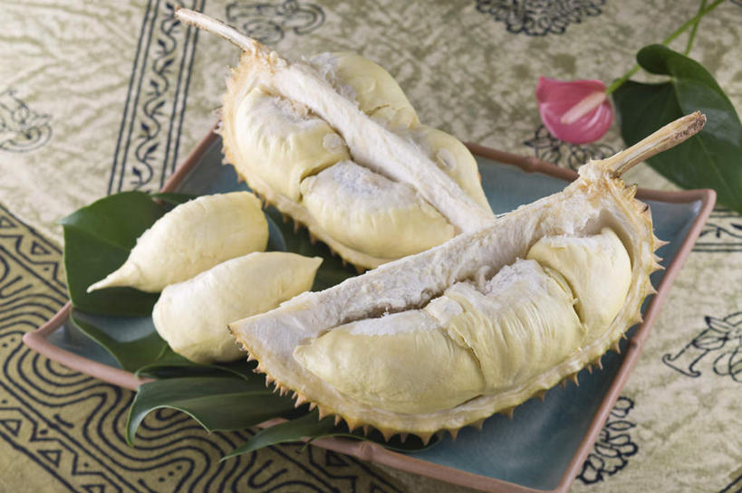 无人,横图,俯视,室内,特写,白天,餐桌,桌子,餐具,水果,叶子,两片,许多,新鲜,碟子,盘,生食,食品,果实,绿叶,榴莲,花瓣,食物,盘子,装饰物,碟,嫩叶,有机食品,绿色食品,餐台,麝香猫果,水果之王,叶,叶片,彩图,高角度拍摄