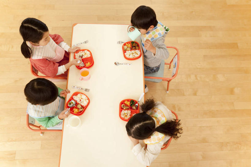 东方人,儿童,四个人,学生,坐,横图,俯视,室内,白天,纯洁,餐桌,地板,桌子,杯子,亚洲,饭盒,勺子,饭厅,食品,地面,拿,拿着,黄种人,木地板,相视,盒子,食物,小孩,水杯,调羹,汤匙,教室,面对面,日本人,可爱,童年,童趣,幼儿园,便当盒,餐台,对视,相对,童真,烂漫,无邪,相看,天真,男孩,男人,男性,女孩,女人,女性,亚洲人,孩子,老师,茶杯,坐着,彩图,高角度拍摄,全身,男生,女生