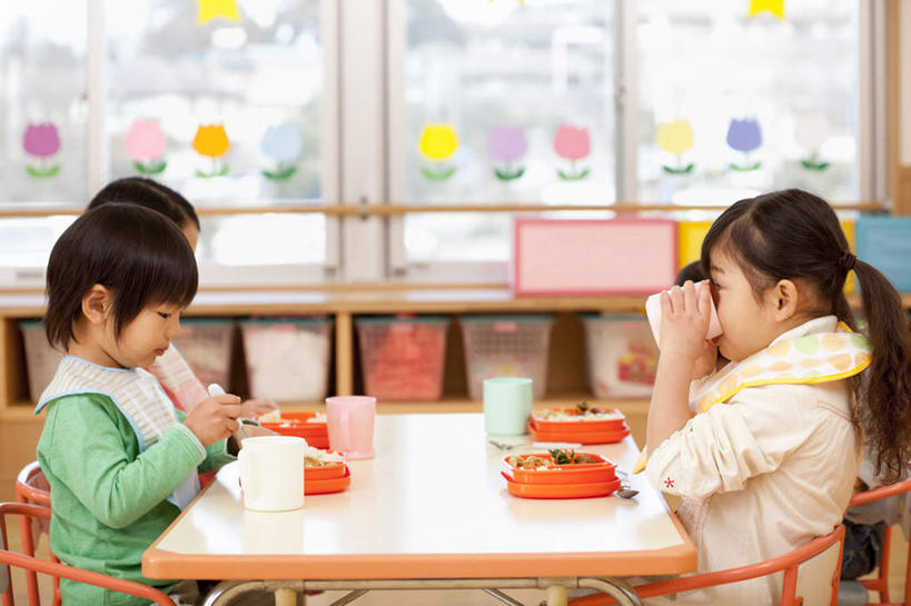 东方人,儿童,四个人,伙伴,朋友,坐,横图,室内,白天,侧面,友谊,纯洁,餐桌,地板,桌子,杯子,亚洲,喝,饭盒,勺子,饭厅,食品,地面,拿,拿着,注视,黄种人,木地板,盒子,食物,小孩,水杯,调羹,汤匙,观察,看,教室,同学,面对面,日本人,可爱,童年,童趣,幼儿园,便当盒,餐台,观看,察看,校友,关注,童真,烂漫,无邪,同窗,学友,天真,友情,男孩,男人,男性,女孩,女人,女性,亚洲人,孩子,茶杯,坐着,半身,彩图,男生,女生