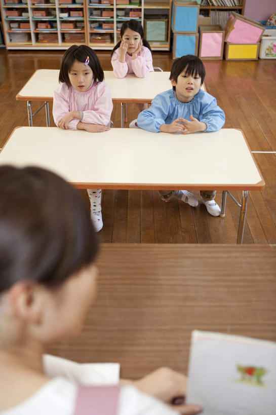 东方人,儿童,两个人,伙伴,朋友,教师,坐,竖图,俯视,室内,白天,友谊,纯洁,桌子,亚洲,朦胧,模糊,材料,档案,文件,拿,拿着,黄种人,书桌,课桌,资料,上课,教室,同学,日本人,可爱,童年,童趣,幼儿园,指导,校友,文档,童真,烂漫,无邪,辅导,同窗,学友,天真,友情,男孩,男人,男性,年轻男性,年轻女性,女孩,女人,女性,亚洲人,孩子,老师,坐着,半身,彩图,高角度拍摄