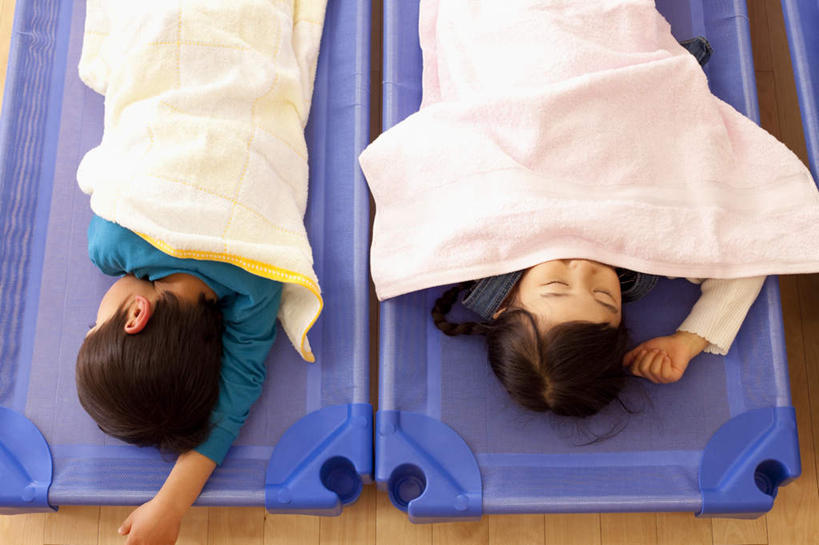 东方人,儿童,两个人,伙伴,朋友,躺,闭眼,睡,横图,俯视,室内,白天,友谊,纯洁,亚洲,黄种人,同学,日本人,可爱,童年,童趣,校友,童真,烂漫,无邪,同窗,学友,天真,友情,男人,男性,年轻男性,年轻女性,女孩,女人,女性,亚洲人,孩子,闭眼睛,闭着眼,闭着眼睛,困,困觉,寝息,睡觉,躺着,半身,彩图,高角度拍摄