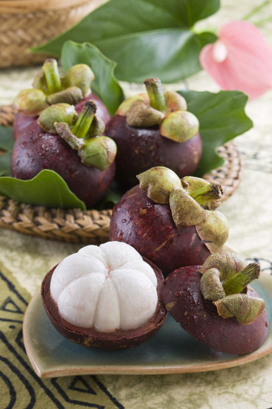 无人,竖图,俯视,室内,特写,白天,水果,叶子,许多,新鲜,生食,食品,果实,绿叶,食物,排列,嫩叶,有机食品,绿色食品,山竹果,莽吉柿,山竹子,山竺,摆列,叶,叶片,彩图,高角度拍摄,布列,分列