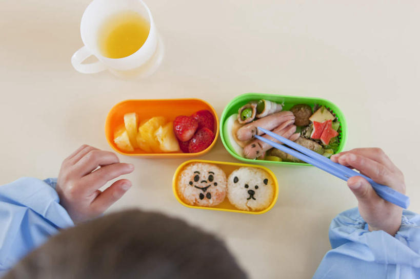 饭团,东方人,儿童,一个人,坐,横图,俯视,室内,白天,纯洁,餐桌,筷子,桌子,杯子,餐具,亚洲,仅一个男性,仅一个人,饭盒,食品,拿,拿着,黄种人,文化,传统,食物,小孩,水杯,仅一个小孩,日本人,可爱,童年,童趣,便当盒,餐台,礼节,礼仪,童真,烂漫,无邪,天真,男孩,男人,男性,亚洲人,孩子,茶杯,进餐用具,坐着,半身,彩图,高角度拍摄,男生