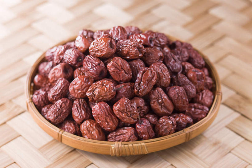 无人,交叉,横图,室内,特写,白天,正面,烹饪,竹子,水果,一堆,堆叠,堆积,竹制,编织,篮子,食品,菜肴,美食,食物,红色,竹篮,枣,摄影,佳肴,影棚,竹条,堆,交织,竹制品,穿插,彩图,影棚拍摄,拍摄