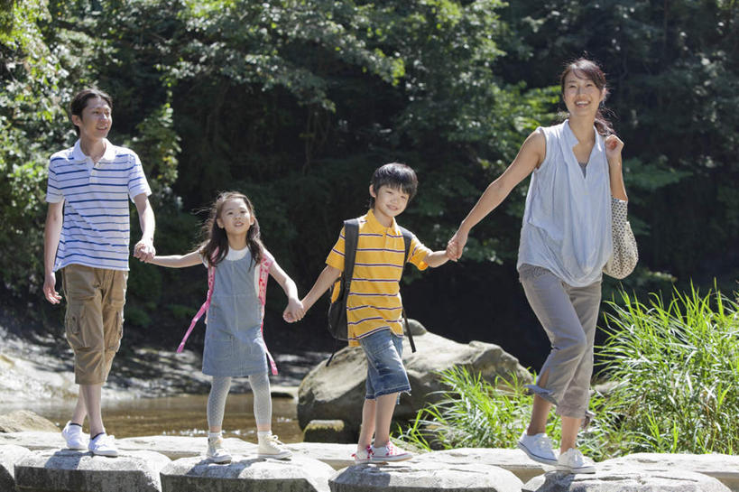 东方人,四个人,家庭,母亲,父亲,女儿,儿子,站,走,握手,横图,室外,白天,正面,河流,森林,树林,水,植物,道路,路,亚洲,阴影,光线,影子,河水,水流,小路,交通,黄种人,树,树木,绿色,小溪,阳光,自然,溪水,站着,温暖,温馨,父子,母子,一家人,日本人,父爱,母爱,生长,成长,和睦,亚洲人,步行,搀手,拉手,散步,手拉手,手握手,站立,走路,彩图,全身,融洽,爸爸,妈妈