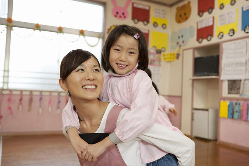 东方人,儿童,两个人,教师,站,抱,笑,微笑,露齿笑,横图,室内,白天,正面,纯洁,亚洲,黄种人,站着,教室,日本人,可爱,童年,童趣,抱着,搂着,童真,烂漫,无邪,天真,年轻女性,女孩,女人,女性,亚洲人,孩子,老师,搂,搂抱,站立,半身,彩图