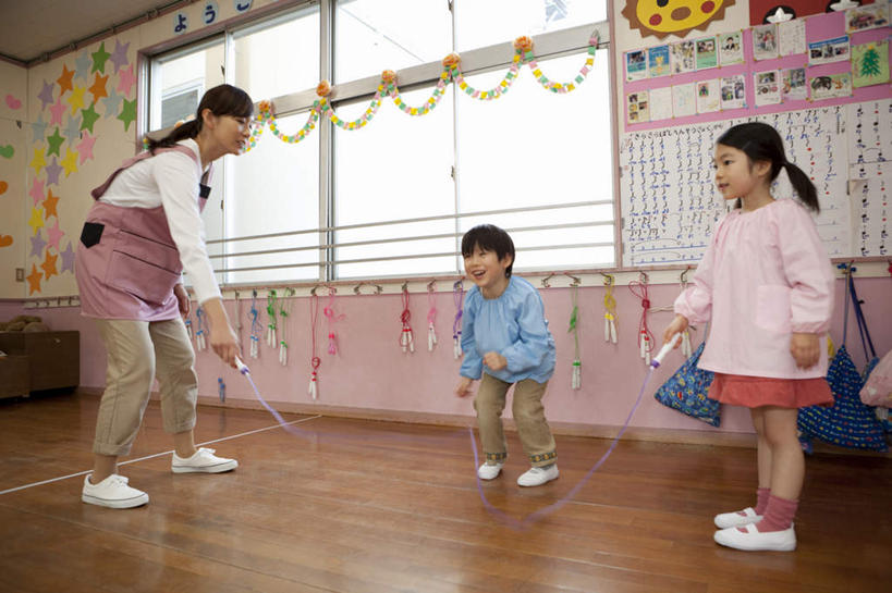 东方人,儿童,三个人,教师,站,跳绳,笑,微笑,露齿笑,横图,室内,白天,正面,游戏,纯洁,地板,亚洲,地面,玩,黄种人,娱乐,木地板,站着,休闲,教室,日本人,可爱,童年,童趣,童真,烂漫,无邪,天真,男孩,年轻女性,女孩,女人,女性,亚洲人,孩子,老师,玩耍,嬉戏,站立,半身,彩图