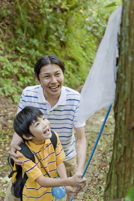 东方人,儿童,两个人,父亲,儿子,站,笑,微笑,露齿笑,竖图,俯视,室外,白天,纯洁,树林,植物,亚洲,捕虫网,拿,拿着,注视,黄种人,树,树木,绿色,自然,观察,看,站着,父子,日本人,父爱,可爱,童年,童趣,生长,成长,观看,扫网,水网,察看,关注,童真,烂漫,无邪,扑网,天真,男孩,男人,男性,年轻男性,亚洲人,孩子,站立,半身,彩图,高角度拍摄