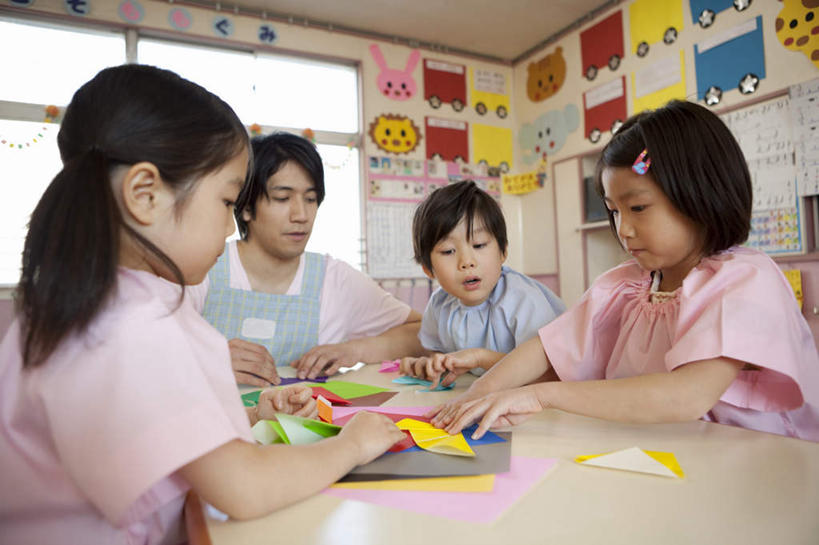 东方人,儿童,背部,四个人,伙伴,朋友,教师,坐,横图,室内,白天,正面,游戏,友谊,纯洁,窗户,柜子,桌子,日本,亚洲,艺术,围裙,折纸,纸艺,手工艺品,墙,教育,玩,休闲装,黄种人,文化,娱乐,书桌,玻璃窗,墙壁,墙面,小孩,课桌,纸制品,工艺品,休闲,休闲服,可爱,童年,童趣,幼儿园,柜,高雅,童真,东亚,烂漫,无邪,日本国,工艺折纸,自信心,品位,天真,友情,年轻女性,女人,女性,亚洲人,讲师,教授,老师,玩耍,嬉戏,坐着,半身,彩图,女生