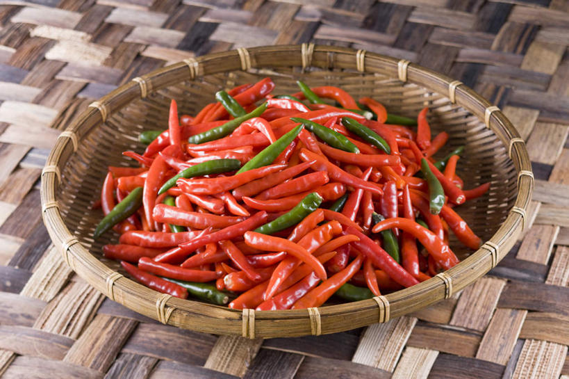 无人,交叉,横图,俯视,室内,白天,竹子,辣椒,蔬菜,一堆,许多,堆叠,堆积,竹制,新鲜,编织,篮子,青椒,食品,食物,红色,容器,竹篮,有机食品,绿色食品,竹条,堆,交织,竹制品,辣角,红海椒,大椒,辣虎,广椒,菜椒,穿插,甜椒,柿子椒,辣子,红辣椒,海椒,番椒,灯笼椒,彩图,高角度拍摄