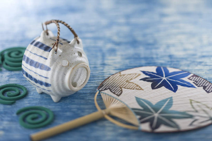 无人,横图,俯视,室内,白天,日本,一把,一排,蓝色背景,朦胧,模糊,日本文化,整齐,壶,扇子,蚊香,折扇,纸扇,清凉,凉爽,文化,小猪,水壶,排列,三个,茶壶,容器,摄影,影棚,队列,东亚,日本国,撒扇,彩图,高角度拍摄,影棚拍摄,拍摄,传统文化