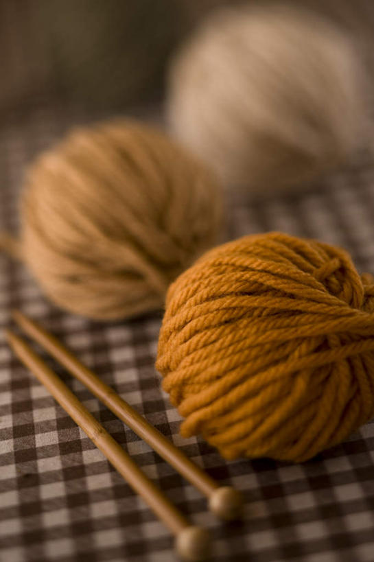 无人,竖图,俯视,室内,特写,白天,两根,朦胧,模糊,卷曲,编织,缠绕,织物,线团,纺织,三个,毛线,摄影,影棚,织针,彩图,高角度拍摄,影棚拍摄,拍摄