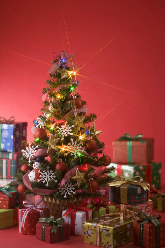无人,竖图,室内,白天,正面,礼盒,礼物,圣诞节,许多,红色背景,节日,庆祝,纸盒,灯光,圣诞树,缎带,文化,灯,盒子,包装盒,礼品盒,灯具,庆典,摄影,礼品,影棚,纪念,照明设备,装饰灯,彩图,影棚拍摄,拍摄