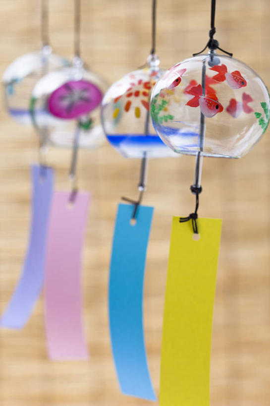 无人,竖图,室内,特写,白天,正面,静物,风铃,一排,悬挂,朦胧,模糊,日本文化,整齐,并排,文化,排列,夏天,四个,摄影,影棚,队列,清新,东亚文化,占风铎,彩图,影棚拍摄,拍摄,传统文化