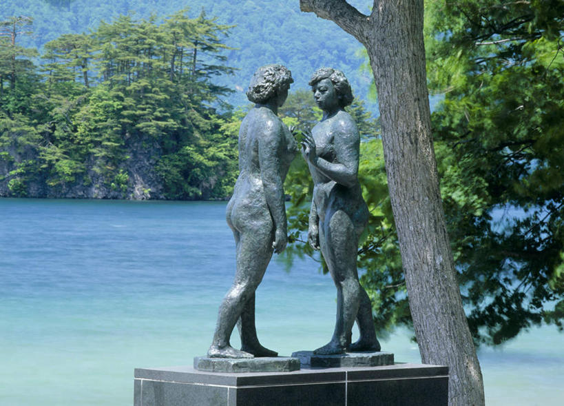 无人,两个人,公园,站,横图,室外,白天,正面,旅游,度假,湖,湖泊,美景,树林,水,植物,雕塑,秋田县,日本,亚洲,阴影,光线,雕像,影子,湖面,景观,水流,水面,娱乐,石雕,裸露,树,树木,绿色,阳光,自然,石碑,湖水,站着,享受,休闲,景色,放松,生长,成长,自然风光,裸,东亚,本州,本州岛,日本国,秋田,岩手,岩手县,青森,青森县,东北地方,十和田八幡平国立公园,年轻女性,女人,女性,站立,彩图,全身