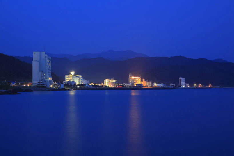 无人,家,横图,室外,夜晚,正面,旅游,度假,海浪,海洋,美景,山,山脉,树林,植物,日本,亚洲,房屋,屋子,景观,浪花,山峰,灯光,山峦,娱乐,楼房,住宅,灯,树,树木,绿色,自然,海水,群山,享受,休闲,景色,放松,生长,成长,照明设备,自然风光,海景,东亚,本州,本州岛,日本国,青森,青森县,东北地方,大海,风浪,海,海水的波动,近岸浪,涌浪,彩图,房子