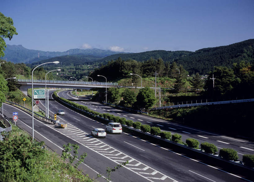 无人,横图,俯视,室外,白天,旅游,度假,美景,山,山脉,树林,植物,道路,路,路灯,公路,汽车,日本,亚洲,阴影,光线,影子,景观,山峰,云,云朵,灯光,分界线,停车线,交通,山峦,云彩,娱乐,车,灯,树,树木,蓝色,绿色,白云,蓝天,天空,阳光,自然,交通工具,轿车,群山,天,行驶,享受,休闲,景色,放松,生长,成长,车行道,车行道分界线,照明设备,自然风光,标线,东亚,车行线,本州,关东地方,本州岛,日本国,群马,群马县,马路,彩图,高角度拍摄