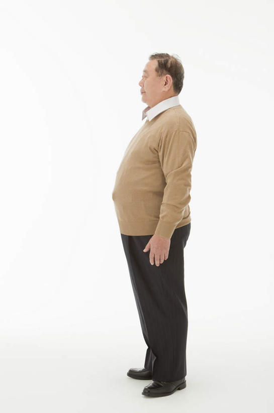 东方人,一个人,站,笑,微笑,露齿笑,竖图,室内,白天,白色背景,侧面,亚洲,仅一个男性,仅一个人,仅一个中年男性,注视,休闲装,黄种人,观察,看,站着,休闲,休闲服,摄影,影棚,观看,察看,关注,男人,男性,中年男性,亚洲人,站立,半身,彩图,影棚拍摄,拍摄