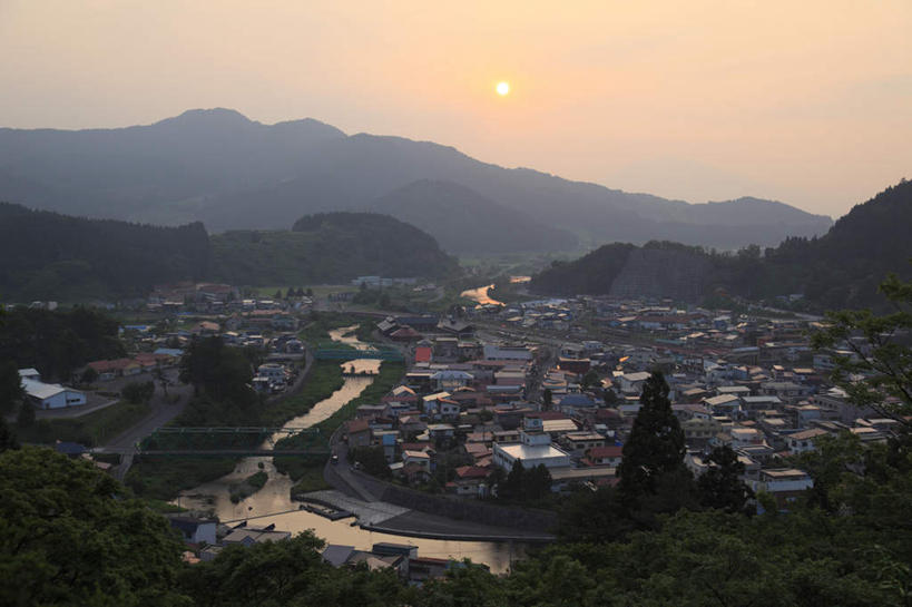 无人,家,横图,俯视,航拍,室外,白天,旅游,度假,河流,美景,日落,山,山脉,树林,水,植物,日本,亚洲,房屋,屋子,河水,景观,山峰,水流,晚霞,霞光,山峦,娱乐,楼房,住宅,树,树木,绿色,自然,黄昏,群山,享受,休闲,景色,彩霞,放松,生长,成长,鸟瞰,自然风光,东亚,本州,本州岛,日本国,青森,青森县,东北地方,夕阳,彩图,高角度拍摄,房子