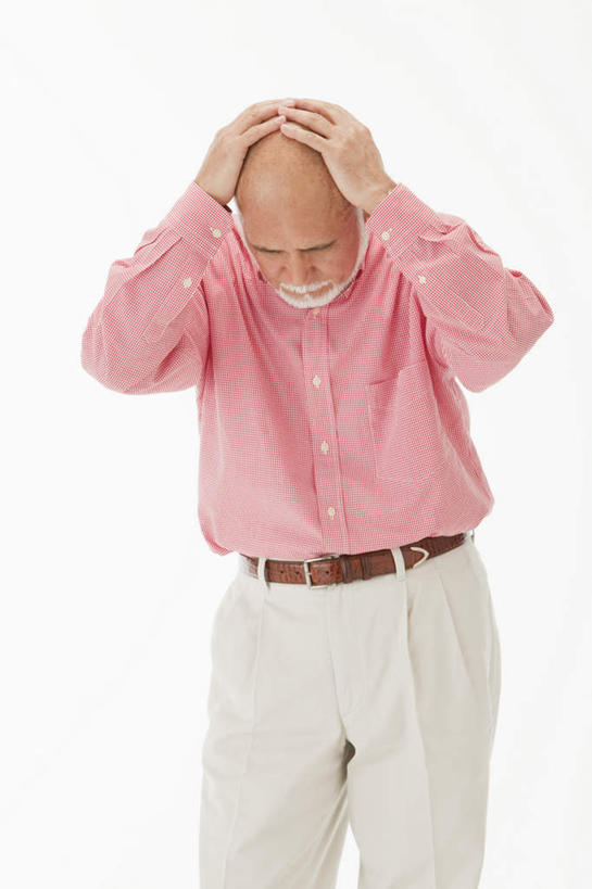 东方人,秃头,一个人,站,竖图,室内,白天,白色背景,正面,衬衫,亚洲,仅一个男性,仅一个人,黄种人,站着,仅一个老年男性,苦恼,摄影,影棚,烦恼,双手抱头,老年男性,男人,男性,亚洲人,光头,站立,半身,彩图,影棚拍摄,衬衣,拍摄