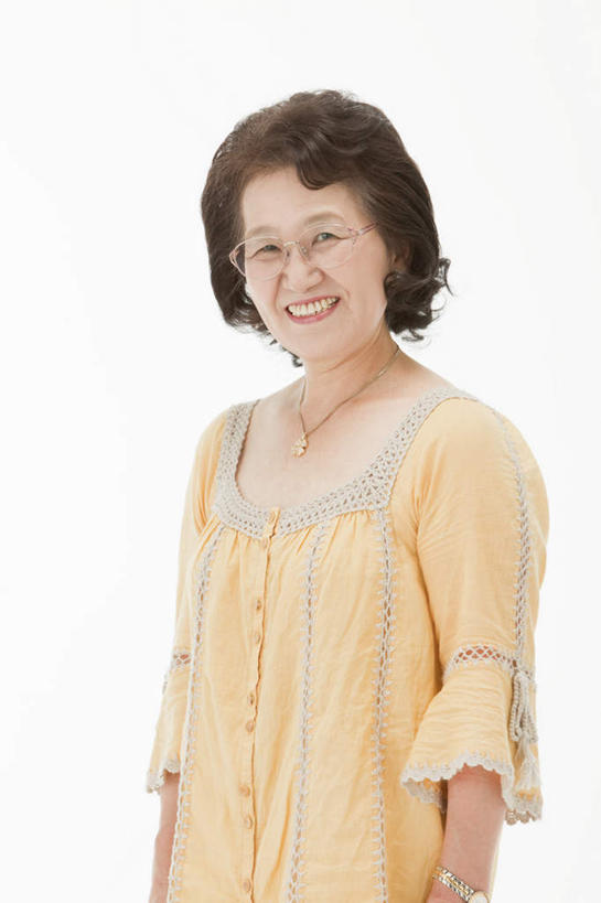 东方人,一个人,站,笑,微笑,露齿笑,竖图,室内,白天,白色背景,正面,亚洲,仅一个女性,仅一个人,眼镜,注视,休闲装,黄种人,观察,看,站着,休闲,休闲服,摄影,仅一个老年女性,影棚,观看,察看,关注,近视眼镜,老年女性,女人,女性,亚洲人,站立,半身,彩图,影棚拍摄,拍摄