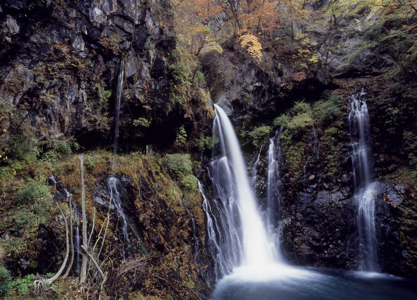 无人,横图,室外,白天,正面,旅游,度假,石头,美景,瀑布,山,山脉,树林,水,植物,日本,亚洲,阴影,飞溅,溅,光线,石子,液体,影子,景观,山峰,山峦,娱乐,树,树木,绿色,阳光,自然,群山,享受,休闲,景色,放松,生长,成长,喷洒,自然风光,东亚,本州,关东地方,本州岛,日本国,栃木,栃木县,跌水,石块,岩石,彩图