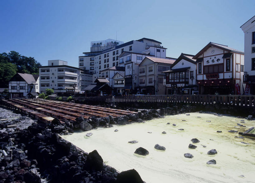 无人,家,栏杆,横图,室外,白天,正面,旅游,度假,石头,美景,树林,水,温泉,植物,日本,亚洲,阴影,光线,石子,液体,影子,房屋,屋子,景观,水滴,围栏,娱乐,护栏,楼房,住宅,树,树木,蓝色,绿色,蓝天,天空,阳光,自然,天,享受,休闲,景色,放松,生长,成长,自然风光,东亚,本州,关东地方,本州岛,日本国,群马,群马县,石块,岩石,彩图,房子