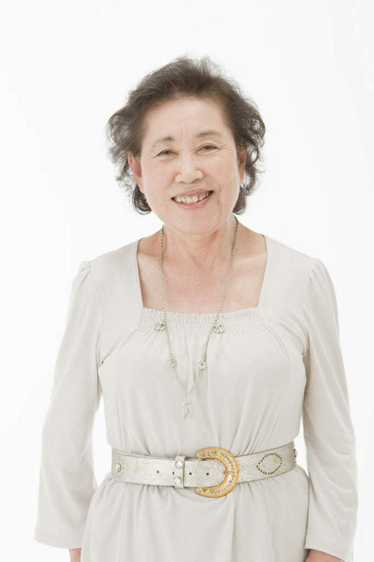 东方人,一个人,站,笑,微笑,露齿笑,竖图,室内,白天,白色背景,正面,亚洲,仅一个女性,仅一个人,休闲装,黄种人,站着,仅一个中年女性,休闲,休闲服,摄影,影棚,女人,女性,中年女性,亚洲人,站立,半身,彩图,影棚拍摄,拍摄