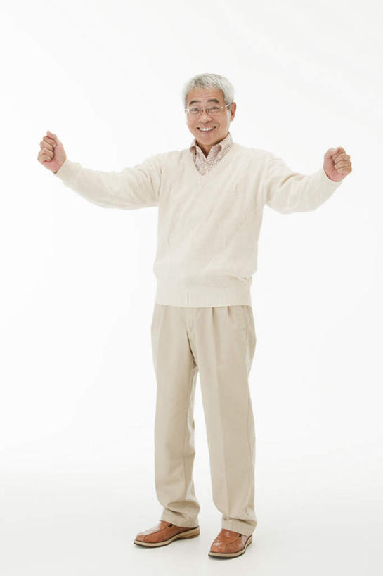 东方人,一个人,站,伸展双臂,笑,微笑,露齿笑,竖图,室内,白天,白色背景,正面,衬衫,亚洲,仅一个男性,仅一个人,眼镜,黄种人,站着,仅一个老年男性,摄影,影棚,近视眼镜,老年男性,男人,男性,亚洲人,敞开双臂,伸开双臂,展开双肩,站立,张开手臂,张开双臂,彩图,全身,影棚拍摄,衬衣,拍摄