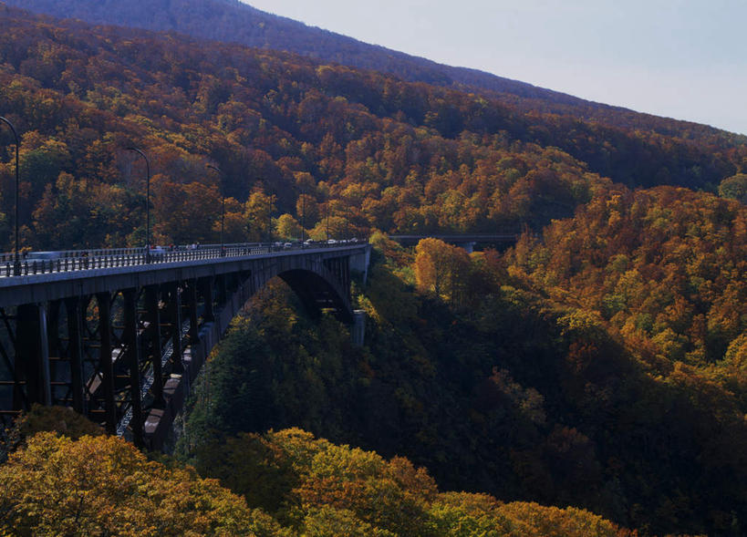 无人,横图,室外,白天,正面,旅游,度假,美景,秋季,山,山脉,树林,植物,大桥,桥梁,汽车,日本,亚洲,许多,阴影,光线,影子,景观,山峰,云,云朵,桥,山峦,云彩,娱乐,车,树,树木,黄色,蓝色,绿色,白云,蓝天,天空,阳光,自然,交通工具,轿车,群山,天,行驶,享受,休闲,景色,放松,生长,成长,自然风光,东亚,本州,本州岛,日本国,青森,青森县,东北地方,秋,秋天,彩图