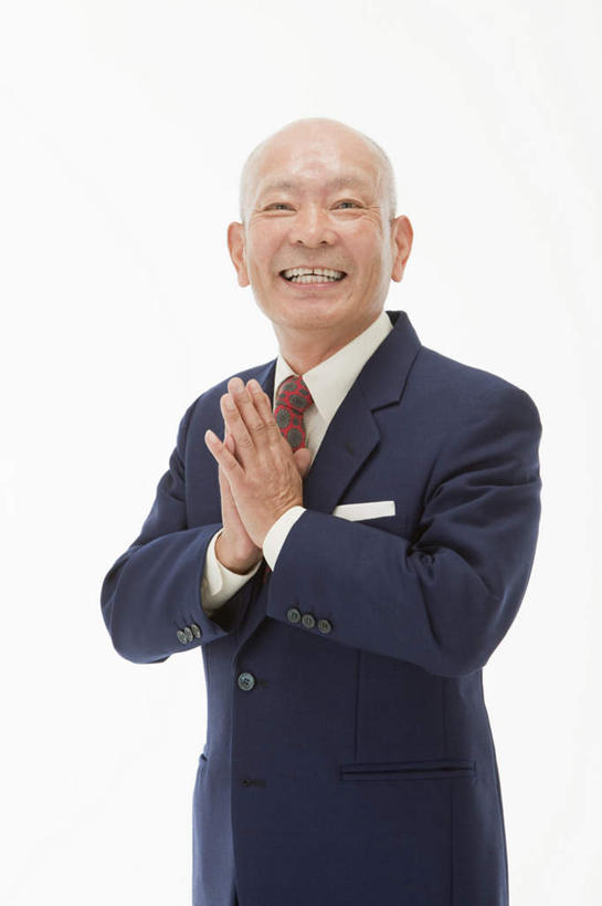 东方人,一个人,商务人士,商务男性,站,笑,微笑,露齿笑,竖图,室内,白天,白色背景,正面,衬衫,亚洲,仅一个男性,仅一个人,套装,祝福,黄种人,虔诚,祈祷,双手合十,站着,仅一个老年男性,摄影,影棚,感谢,商务装,工薪阶层,合十礼,合掌礼,合十,莲华合掌,感恩,老年男性,男人,男性,亚洲人,白领,上班族,站立,半身,彩图,影棚拍摄,衬衣,拍摄