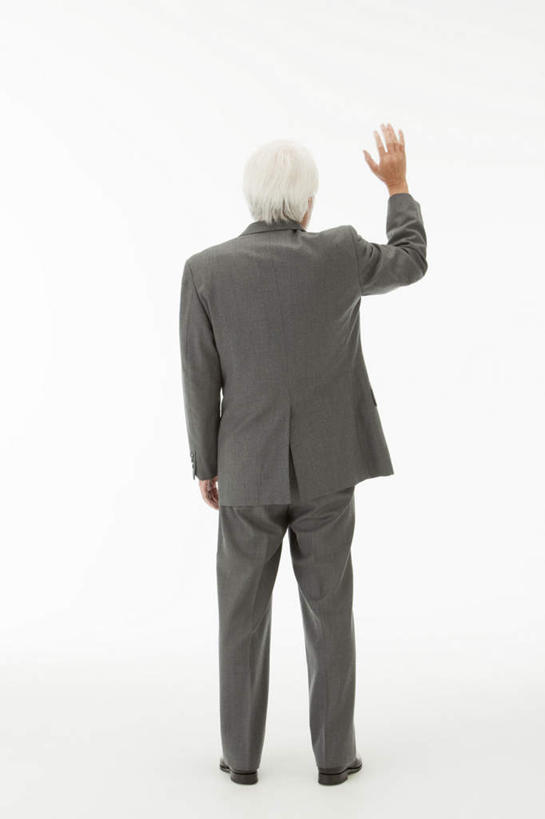 东方人,头发,一个人,商务人士,商务男性,站,笑,微笑,露齿笑,竖图,室内,白天,白色背景,衬衫,亚洲,仅一个男性,仅一个人,套装,挥手,黄种人,背面,白色,站着,招手,仅一个老年男性,摄影,影棚,商务装,工薪阶层,老年男性,男人,男性,亚洲人,白领,上班族,站立,彩图,全身,影棚拍摄,衬衣,拍摄