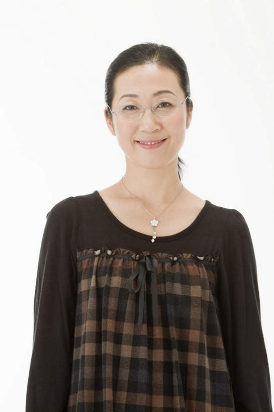 东方人,一个人,站,笑,微笑,露齿笑,竖图,室内,白天,白色背景,正面,项链,亚洲,仅一个女性,仅一个人,注视,休闲装,黄种人,观察,看,站着,仅一个中年女性,休闲,休闲服,摄影,影棚,观看,察看,关注,女人,女性,中年女性,亚洲人,站立,半身,彩图,影棚拍摄,拍摄