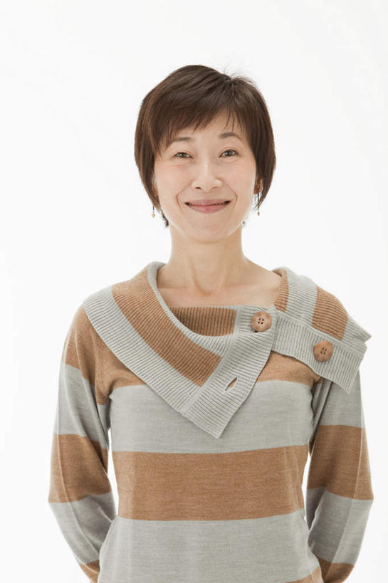 东方人,一个人,站,笑,微笑,露齿笑,竖图,室内,白天,白色背景,正面,亚洲,仅一个女性,仅一个人,条纹,注视,休闲装,黄种人,观察,看,站着,仅一个中年女性,休闲,休闲服,摄影,影棚,观看,察看,关注,背手,女人,女性,中年女性,亚洲人,站立,半身,彩图,影棚拍摄,拍摄