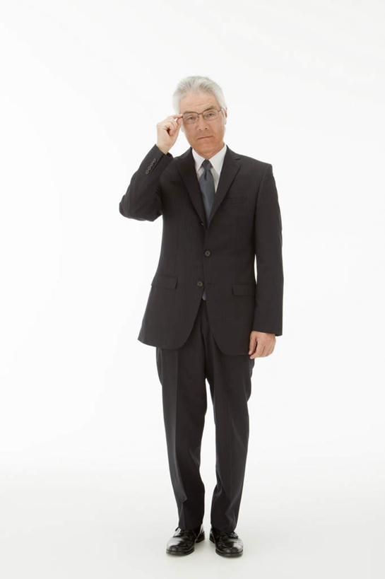 东方人,一个人,商务人士,商务男性,站,举,笑,微笑,露齿笑,竖图,室内,白天,白色背景,正面,衬衫,亚洲,仅一个男性,仅一个人,戴,套装,眼镜,领带,注视,黄种人,观察,看,托,站着,仅一个老年男性,摄影,影棚,观看,察看,关注,商务装,近视眼镜,工薪阶层,老年男性,男人,男性,亚洲人,白领,上班族,举起,举手,举着,向上举,向上伸,向上托,站立,彩图,全身,影棚拍摄,衬衣,拍摄