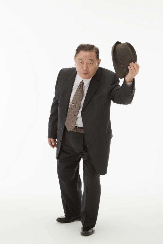 东方人,一个人,商务人士,商务男性,站,笑,微笑,竖图,室内,白天,白色背景,正面,衬衫,帽子,亚洲,仅一个男性,仅一个人,套装,领带,注视,礼帽,黄种人,观察,看,站着,仅一个老年男性,摄影,影棚,观看,察看,敬礼,关注,礼仪,商务装,工薪阶层,燕尾服,老年男性,男人,男性,亚洲人,白领,上班族,站立,彩图,全身,影棚拍摄,衬衣,拍摄
