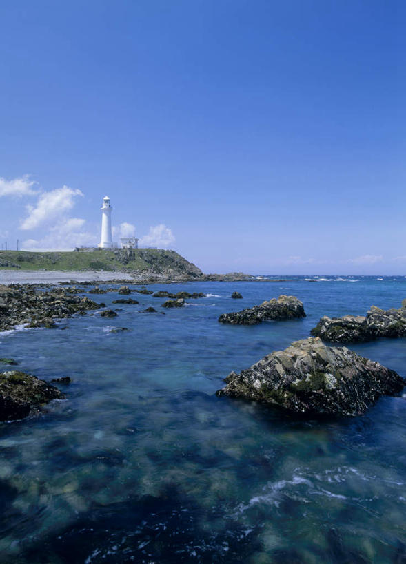 无人,竖图,室外,白天,正面,旅游,度假,草地,草坪,海浪,海洋,礁石,石头,美景,树林,植物,日本,亚洲,阴影,光线,石子,影子,景观,浪花,云,云朵,灯塔,云彩,娱乐,草,树,树木,蓝色,绿色,白云,蓝天,天空,阳光,自然,海水,天,享受,休闲,景色,放松,生长,成长,自然风光,海景,东亚,本州,本州岛,日本国,青森,青森县,东北地方,大海,风浪,海,海水的波动,礁,近岸浪,石块,岩石,涌浪,彩图