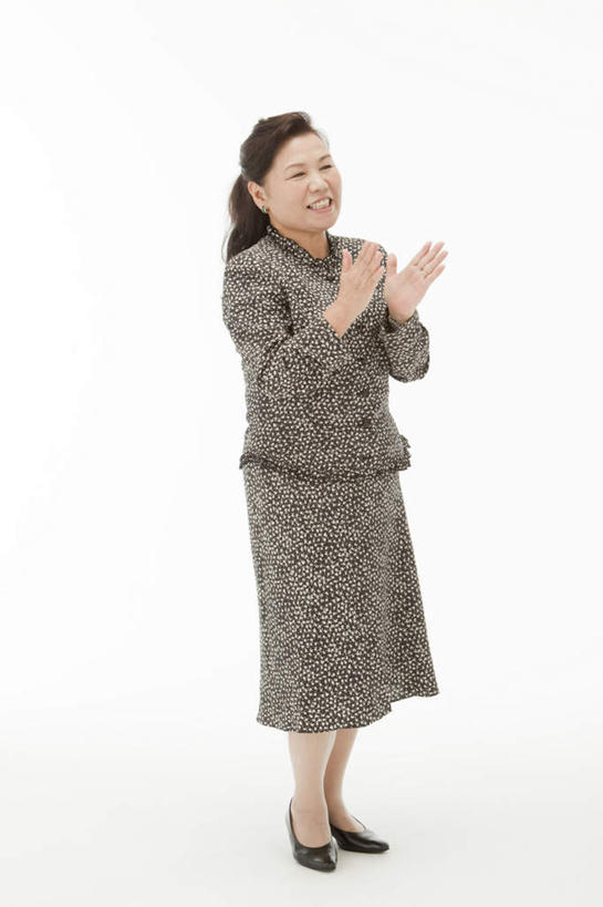 东方人,一个人,站,笑,鼓掌,微笑,露齿笑,竖图,室内,白天,白色背景,正面,亚洲,仅一个女性,仅一个人,套装,注视,黄种人,观察,看,站着,仅一个中年女性,摄影,影棚,观看,察看,关注,女人,女性,中年女性,亚洲人,拍手,站立,半身,彩图,影棚拍摄,拍摄