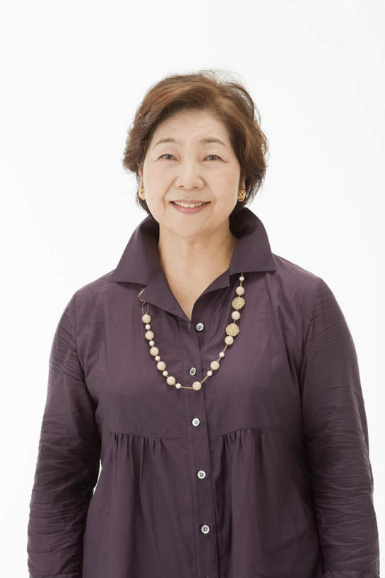 东方人,一个人,站,笑,微笑,露齿笑,竖图,室内,白天,白色背景,正面,项链,亚洲,仅一个女性,仅一个人,休闲装,黄种人,站着,仅一个中年女性,休闲,休闲服,摄影,影棚,女人,女性,中年女性,亚洲人,站立,半身,彩图,影棚拍摄,拍摄