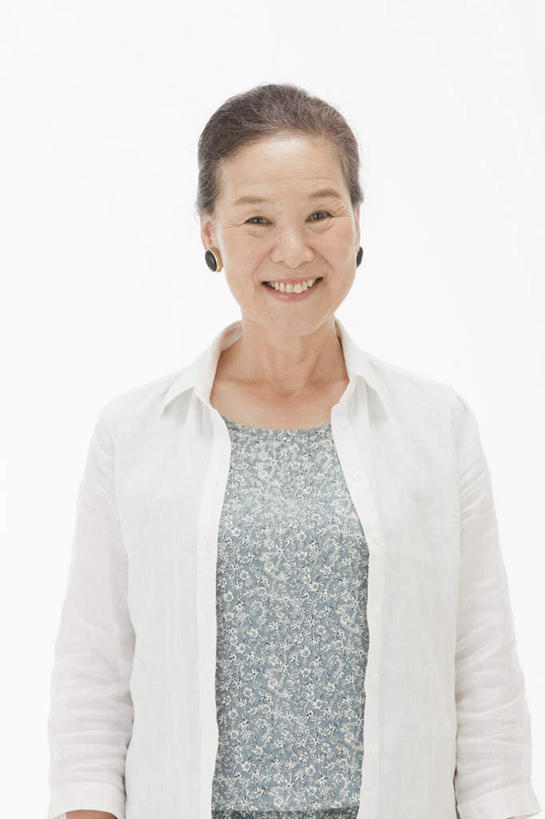 东方人,一个人,站,笑,微笑,露齿笑,竖图,室内,白天,白色背景,正面,亚洲,仅一个女性,仅一个人,休闲装,黄种人,站着,仅一个中年女性,休闲,休闲服,摄影,影棚,女人,女性,中年女性,亚洲人,站立,半身,彩图,影棚拍摄,拍摄