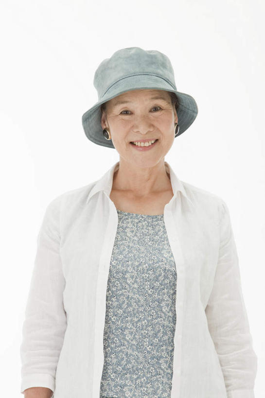 东方人,一个人,站,笑,微笑,露齿笑,竖图,室内,白天,白色背景,正面,帽子,亚洲,仅一个女性,仅一个人,休闲装,黄种人,遮阳帽,站着,仅一个中年女性,休闲,休闲服,摄影,影棚,女人,女性,中年女性,亚洲人,站立,半身,彩图,影棚拍摄,拍摄